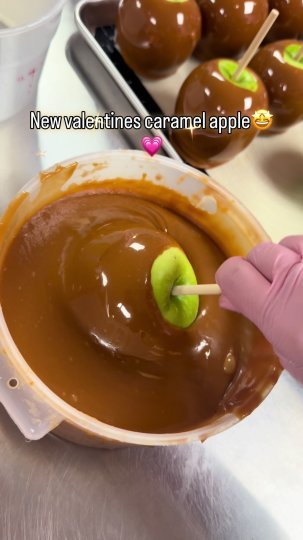 TikTok post by @lynettescreations: This video shows the creation process of Valentine's Day-themed caramel apples. A person…