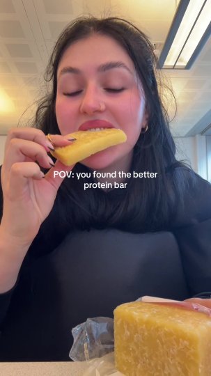 TikTok post by @madeleine.lupa: 117g - 39g P - 151kcal 🤝