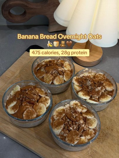 TikTok post by @moirelandd: This post provides a visual guide for preparing banana bread-flavored overnight oats. The…