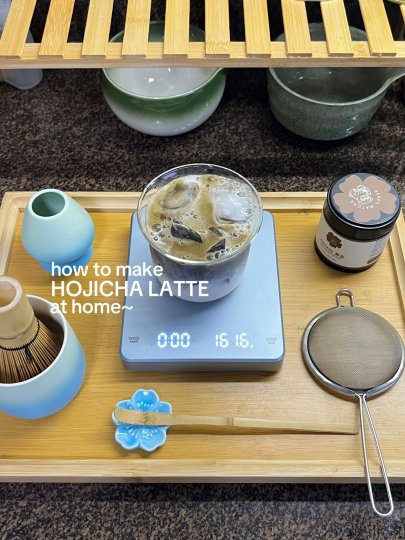 TikTok post by @patriciaisy: The post provides a step-by-step guide on how to prepare a Hojicha latte at home. It…