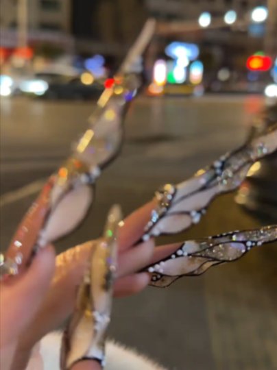 Example TikTok post by @pressonnailbabe