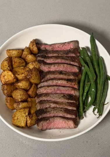 TikTok post by @arianamariaa11: steak and potatoes 🥩 🥔 ingredients you’ll need: 1 tbsp beef tallow ny strip steak salt…