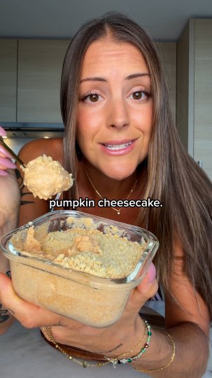 TikTok post by @madelainerascan: Easy fat loss pumpkin cheesecake 🎃⠀ 280 calories | 24g protein | 29g carbs | 6g fat⠀ ⠀…